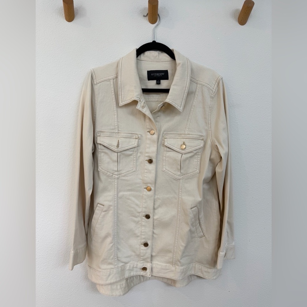 Womens beige jean jacket. Size large. Brand new without tags.
Liver pool brand.